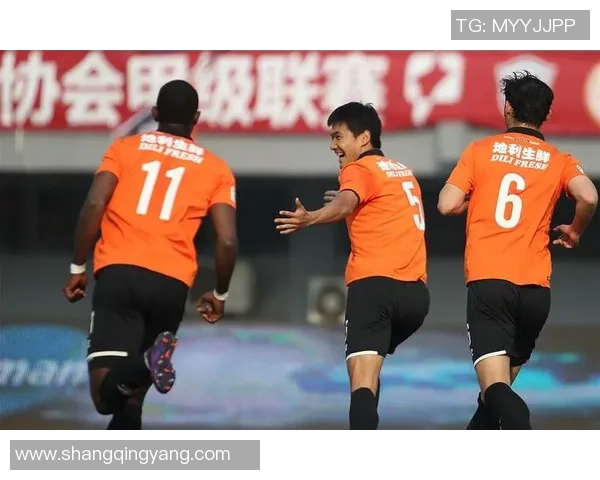 大连超越迎战北京人和争夺中甲联赛关键三分的激烈对决 大连超越迎战北京人和争夺中甲联赛关键三分的激烈对决