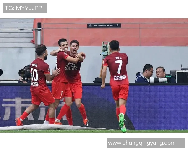 2017中超精彩对决鲁能迎战申花激烈角逐引发球迷热烈关注 2017中超精彩对决鲁能迎战申花激烈角逐引发球迷热烈关注